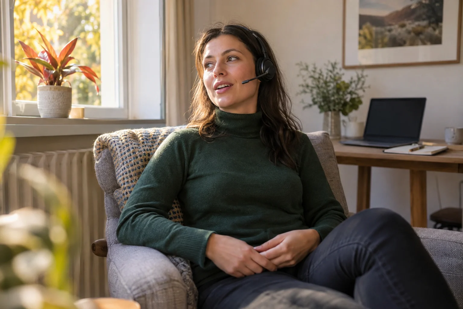 KI-generierte Szene: Eine Person denkt im Sessel laut über ihren Text nach und diktiert über ein Headset.