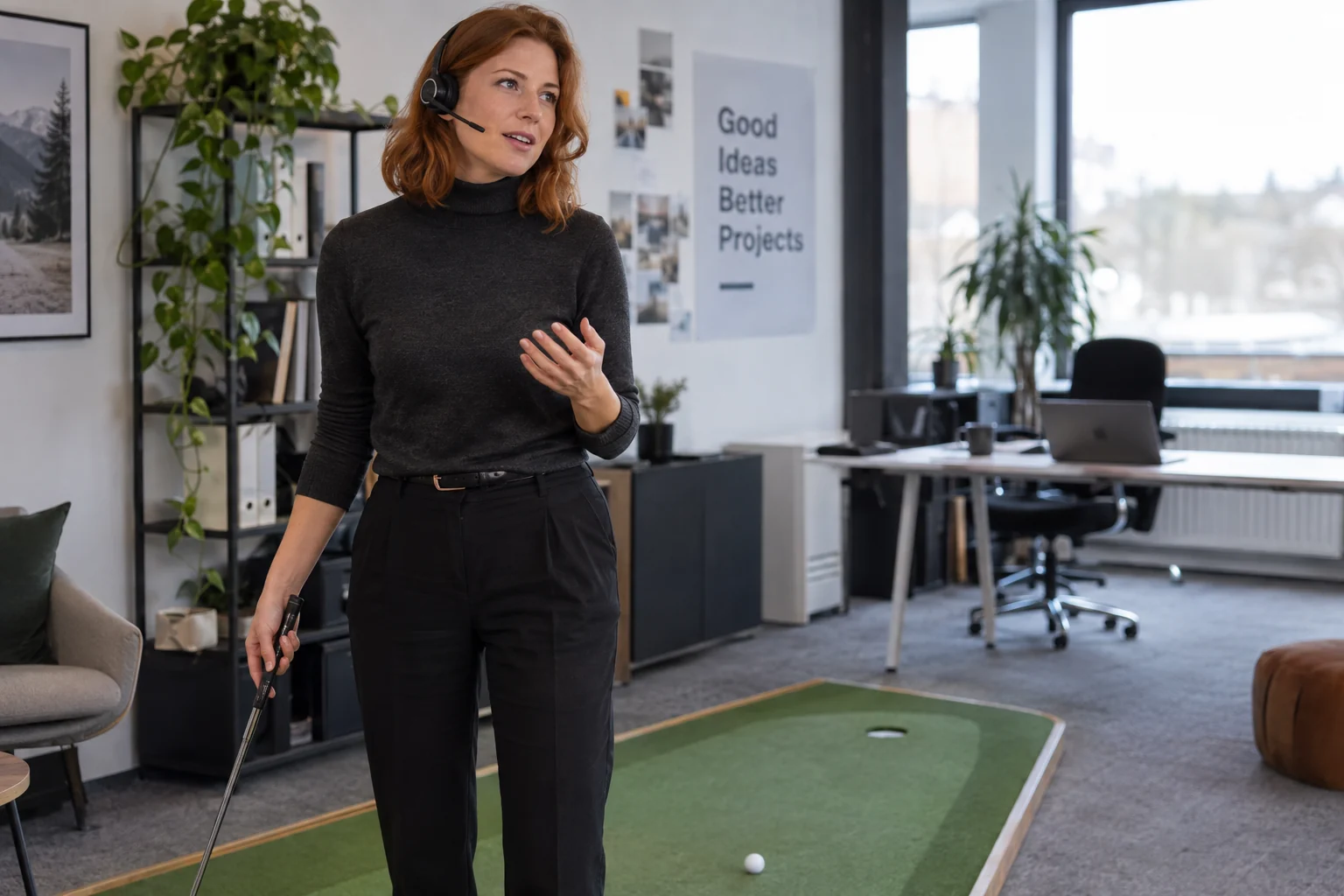 KI-generierte Szene: Eine Person hält beim Büro-Minigolf eine Idee über ihr Headset fest; der Laptop steht im Hintergrund.