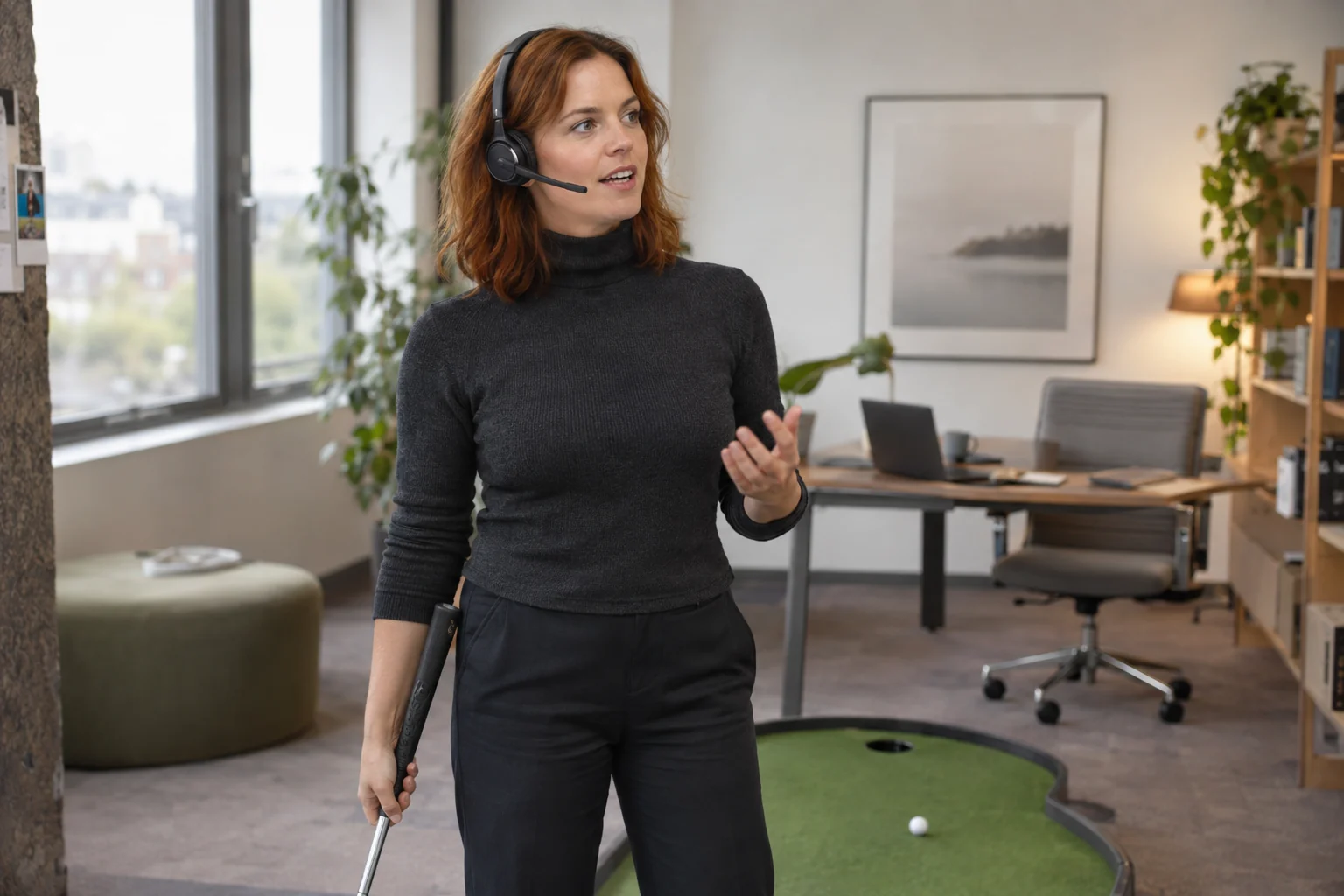 KI-generierte Szene: Eine Person hält beim Büro-Minigolf eine Idee über ihr Headset fest; der Laptop steht im Hintergrund.