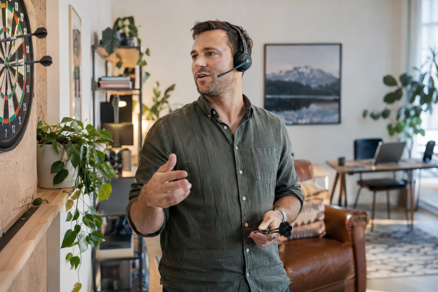 KI-generierte Szene: Eine Person spricht beim Dartspielen eine Idee ins Headset; der Laptop steht abseits im Büro.