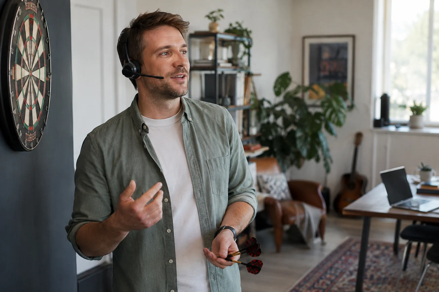 KI-generierte Szene: Eine Person spricht beim Dartspielen eine Idee ins Headset; der Laptop steht abseits im Büro.