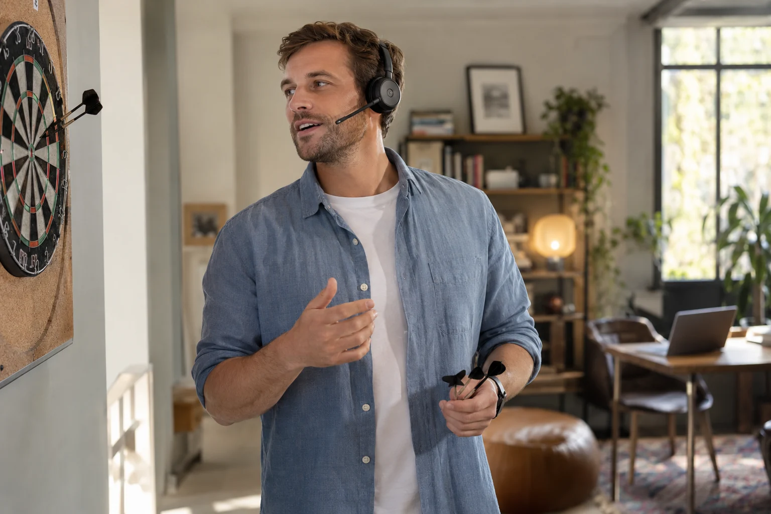 KI-generierte Szene: Eine Person spricht beim Dartspielen eine Idee ins Headset; der Laptop steht abseits im Büro.