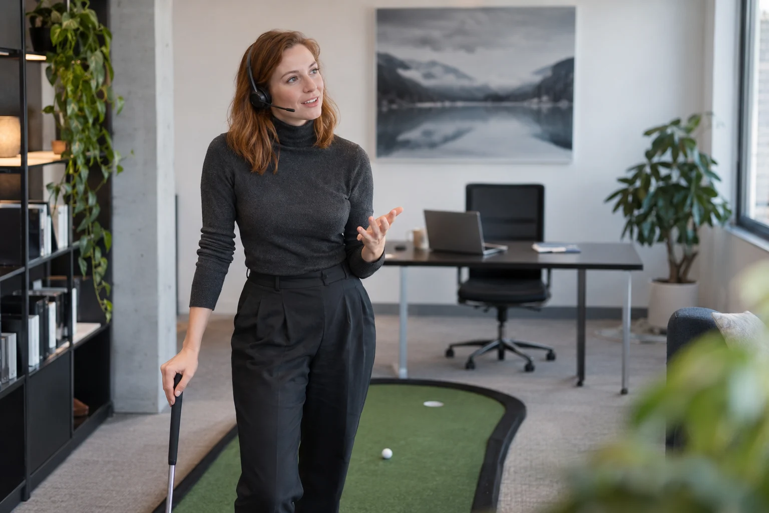 KI-generierte Szene: Eine Person hält beim Büro-Minigolf eine Idee über ihr Headset fest; der Laptop steht im Hintergrund.